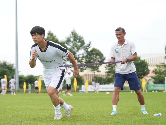 Công Phượng (trái) tập luyện ở CLB Bình Phước.