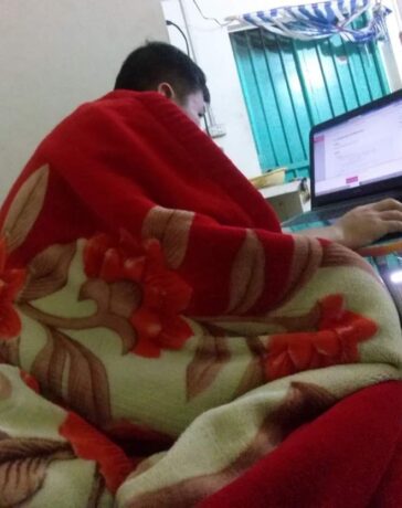 Anh Hiếu trùm chăn làm việc trong nhà trọ ngày chưa mua nhà. Ảnh nhân vật cung cấp