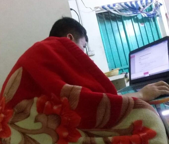 Anh Hiếu trùm chăn làm việc trong nhà trọ ngày chưa mua nhà. Ảnh nhân vật cung cấp