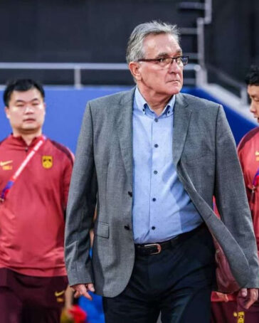 HLV Branko Ivankovic trong trận Trung Quốc thắng Bahrain 1-0 hôm 14/11. Ảnh: Instagram/Branko Ivankovic