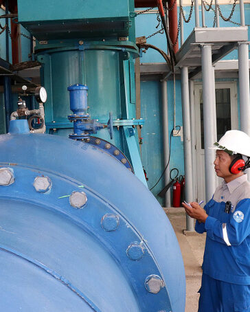 Công nhân kiểm tra hệ thống cấp nước ở nhà máy Tân Hiệp. Ảnh: Hương Hà