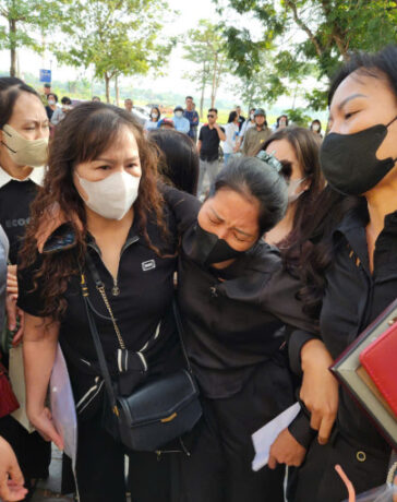 Mẹ nạn nhân (thứ hai từ phải sang) được người thân dìu đến tòa. Ảnh: Hải Thư