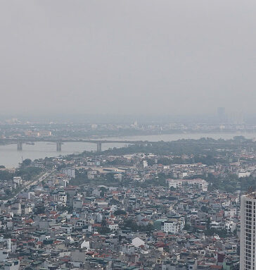 Bầu trời hai bên bờ sông Hồng đoạn quận Long Biên và Hai Bà Trưng. Ảnh: Phạm Chiểu