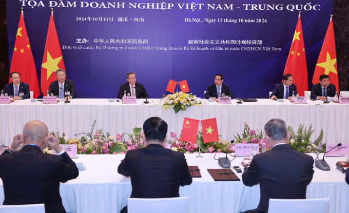 Thủ tướng Phạm Minh Chính và Thủ tướng Trung Quốc Lý Cường tại tọa đàm ngày 13/10. Ảnh: Giang Huy