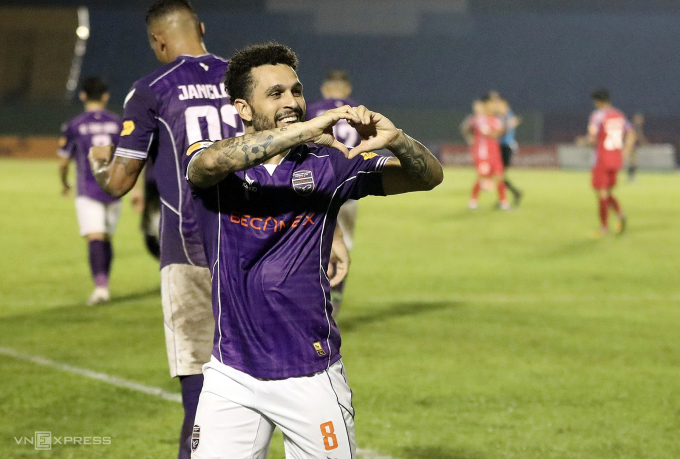 Wellington Nem mừng bàn thắng giúp Bình Dương thắng TP HCM 3-0 vòng 4 V-League 2024-2025, tối 4/10. Ảnh: Đức Đồng.