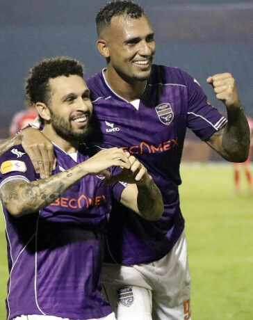 Wellington Nem (trái) mừng bàn thắng giúp Bình Dương thắng TP HCM 3-0 vòng 4 V-League 2024-2025, tối 4/10. Ảnh:Đức Đồng