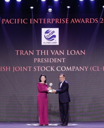 Bà Vân Loan nhận kỷ niệm chương  dành cho Doanh nhân xuất sắc châu Á, ngày 3/10. Ảnh: CL-Fish