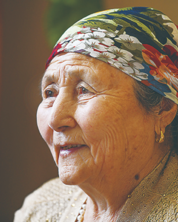 Bà Anipa, hiện 86 tuổi, sống ở Altay, Tân Cương. Ảnh: Xinhua