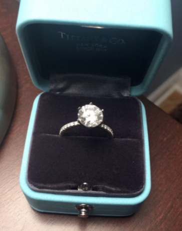 Chiếc nhẫn đính hôn Tiffany trị giá 70.000 USD trở thành trung tâm của một cuộc chiến pháp lý trước Tòa án Tư pháp Massachusetts giữa cặp đôi từng có hôn ước. Ảnh: Reuters