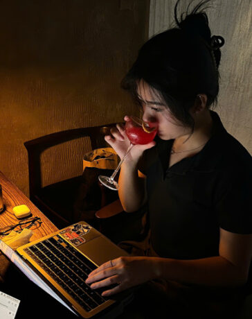 Ngọc Ánh, 25 tuổi, ở Hà Nội thường xuyên ghé tới quán hidden bar ở quận Tây Hồ, Hà Nội để xuyên đêm làm việc, 00h, ngày 13/11. Ảnh: Thanh Nga