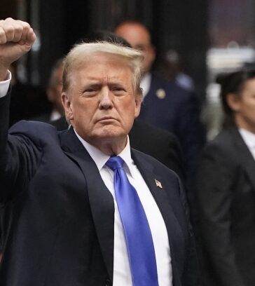 Cựu tổng thống Mỹ Donald Trump bên ngoài phòng xử án ở New York ngày 30/5. Ảnh: AFP
