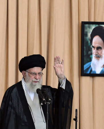 Lãnh tụ tối cao Iran Ayatollah Ali Khamenei trong buổi thuyết giáo ở Tehran ngày 4/10. Ảnh: AFP
