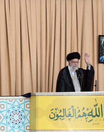 Lãnh tụ tối cao Iran Ayatollah Ali Khamenei mang theo súng trường bên mình, trong bài thuyết giáo ở Tehran ngày 4/10. Ảnh: AFP