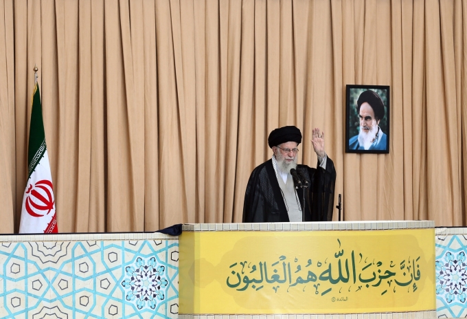 Lãnh tụ tối cao Iran Ayatollah Ali Khamenei mang theo súng trường bên mình, trong bài thuyết giáo ở Tehran ngày 4/10. Ảnh: AFP