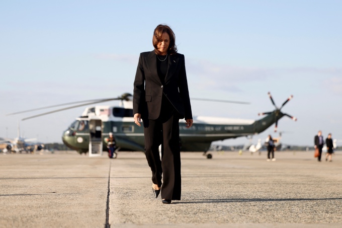 Phó tổng thống Kamala Harris tại căn cứ quân sự Andrews, bang Maryland, hôm 7/10. Ảnh: AFP