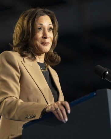 Ứng viên tổng thống đảng Dân chủ Kamala Harris tại cuộc vận động tranh cử ở thành phố Chandler, bang Arizona ngày 10/10. Ảnh: AFP