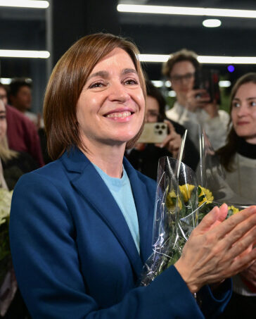 Tổng thống Moldova Maia Sandu ăn mừng với người ủng hộ tại Chisinau ngày 3/11. Ảnh: AFP