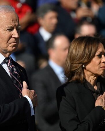 Tổng thống Joe Biden và Phó tổng thống Kamala Harris tại lễ đặt hoa tưởng niệm ở Nghĩa trang Quốc gia Arlington, bang Virginia ngày 11/11. Ảnh: AFP
