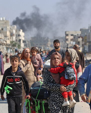 Người dân Palestine di tản từ khu tị nạn Beit Hanoun về Jabalia ở miền bắc Gaza ngày 12/11. Ảnh: AFP