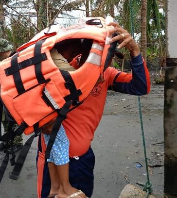 Lực lượng cứu hộ hỗ trợ sơ tán tại thị trấn Buguey, tỉnh Cagayan, Philippines, trước khi siêu bão Usagi đổ bộ ngày 14/11. Ảnh: AFP