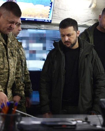 Tổng thống Ukraine Volodymyr Zelensky (giữa) thăm đơn vị ở Pokrovsk, Donetsk ngày 18/11. Ảnh: AFP