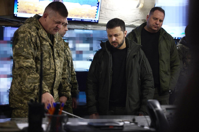 Tổng thống Ukraine Volodymyr Zelensky (giữa) thăm đơn vị ở Pokrovsk, Donetsk ngày 18/11. Ảnh: AFP