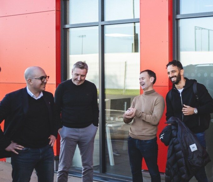 HLV Ruben Amorim được các giám đốc điều hành cấp cao của Man Utd chào đón khi đến trung tâm huấn luyện Carrington ngày 11/11. Ảnh: Man Utd