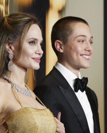 Angelina Jolie và con trai út tại sự kiện Governors Awards. Video: E!News