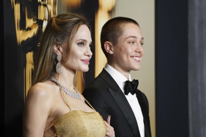 Angelina Jolie và con trai út tại sự kiện Governors Awards. Video: E!News