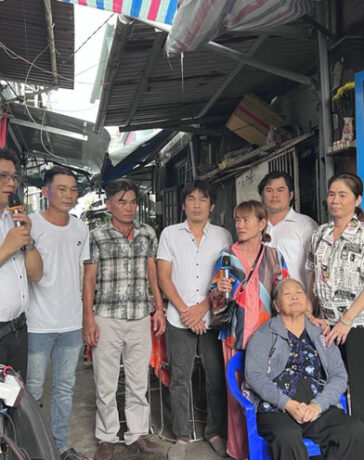 Ông Phạm Văn Sơn (nay tên Nguyễn Văn Công)- hàng trên thứ hai từ tay phải và bà Phạm Thị Thủy (nay tên Phan Thị Thanh Tiền) - hàng trên đầu tiên từ tay phải trong cuộc hội ngộ gia đình, cuối tháng 8/2024. Ảnh: Nhân vật cung cấp