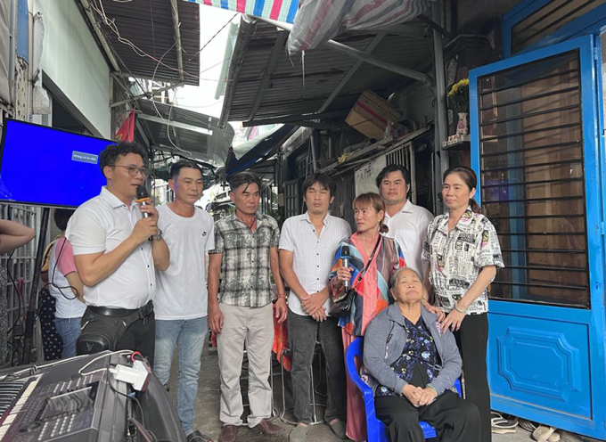 Ông Phạm Văn Sơn (nay tên Nguyễn Văn Công)- hàng trên thứ hai từ tay phải và bà Phạm Thị Thủy (nay tên Phan Thị Thanh Tiền) - hàng trên đầu tiên từ tay phải trong cuộc hội ngộ gia đình, cuối tháng 8/2024. Ảnh: Nhân vật cung cấp