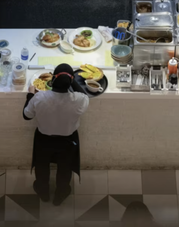 Nhiều lao động trẻ Singapore thờ ơ với công việc phục vụ bởi lương thấp và muốn tăng trải nghiệm mới. Ảnh: CNA/Ili Nadhirah Mansor