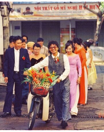 Tuấn Anh (mặc vest xám), 32 tuổi, quê Hà Tĩnh cùng gia đình đang trên đường đi bộ qua nhà gái, ngày 2/11/2024. Ảnh: Nhân vật cung cấp