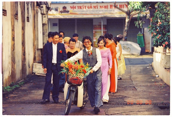 Tuấn Anh (mặc vest xám), 32 tuổi, quê Hà Tĩnh cùng gia đình đang trên đường đi bộ qua nhà gái, ngày 2/11/2024. Ảnh: Nhân vật cung cấp