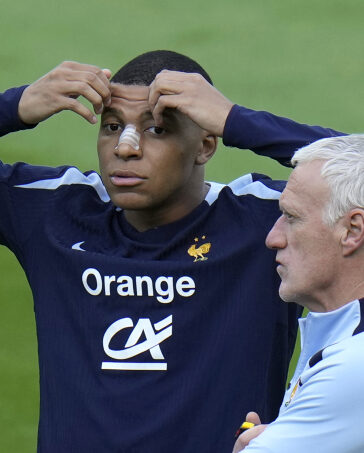 Tiền đạo Kylian Mbappe trao đổi với HLV Didier Deschamps trên sân tập cùng tuyển Pháp tại Paderborn, Đức ngày 19/6/ 2024. Ảnh: AP