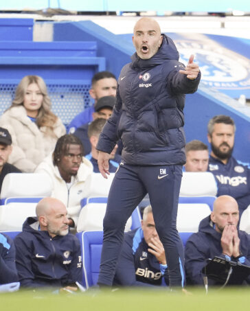 HLV Enzo Maresca chỉ đạo cầu thủ Chelsea trong trận thắng Brighton 4-2 ở vòng 6 Ngoại hạng Anh trên sân Stamford Bridge, London ngày 28/9. Ảnh: AP