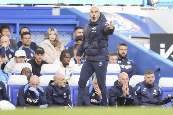 HLV Enzo Maresca chỉ đạo cầu thủ Chelsea trong trận thắng Brighton 4-2 ở vòng 6 Ngoại hạng Anh trên sân Stamford Bridge, London ngày 28/9. Ảnh: AP