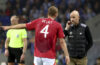 HLV Man Utd Erik ten Hag trao đổi với hậu vệ Matthijs de Ligt trong trận hòa Porto 3-3 trên sân Dragao, Porto ở lượt hai vòng bảng Europa League ngày 3/10. Ảnh: AP