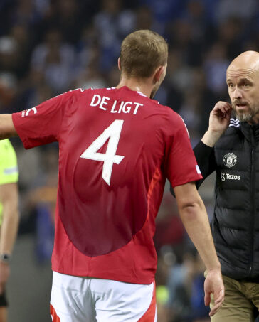 HLV Man Utd Erik ten Hag trao đổi với hậu vệ Matthijs de Ligt trong trận hòa Porto 3-3 trên sân Dragao, Porto ở lượt hai vòng bảng Europa League ngày 3/10. Ảnh: AP