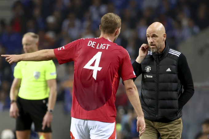 HLV Man Utd Erik ten Hag trao đổi với hậu vệ Matthijs de Ligt trong trận hòa Porto 3-3 trên sân Dragao, Porto ở lượt hai vòng bảng Europa League ngày 3/10. Ảnh: AP
