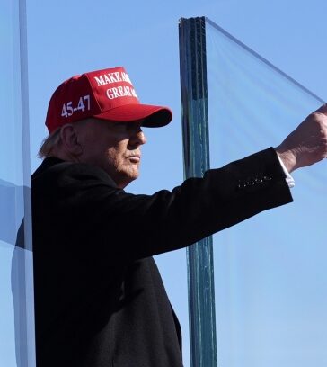 Cựu tổng thống Mỹ Donald Trump phát biểu sau lớp kính chống đạn ở Lititz, bang Pennsylvania, ngày 3/11. Ảnh: AP