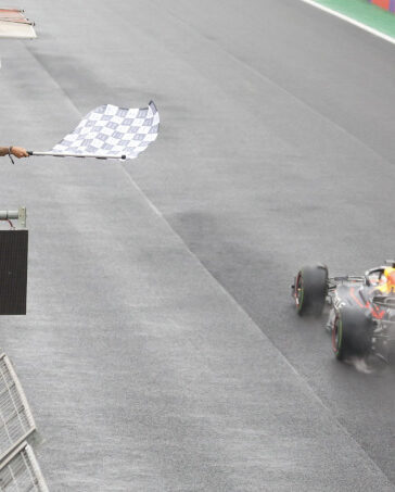Tay đua Red Bull Max Verstappen về nhất Grand Prix Brazil trên đường đua Interlagos, Sao Paulo sáng 4/11. Ảnh: AP
