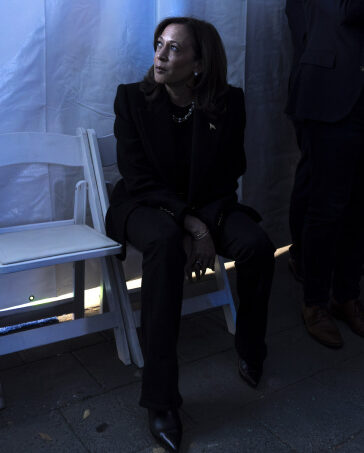Ứng viên đảng Dân chủ Kamala Harris ngồi ở cánh gà trước khi lên sân khấu vận động tranh cử ở Philadelphia, bang Pennsylvania ngày 4/11. Ảnh: AP