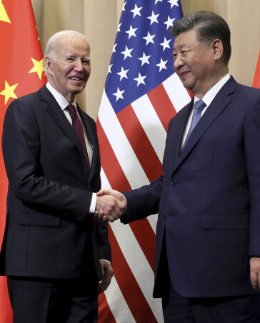 Tổng thống Mỹ Joe Biden (trái) và Chủ tịch Trung Quốc Tập Cận Bình tại cuộc gặp ở Lima, Peru ngày 16/11. Ảnh: AP