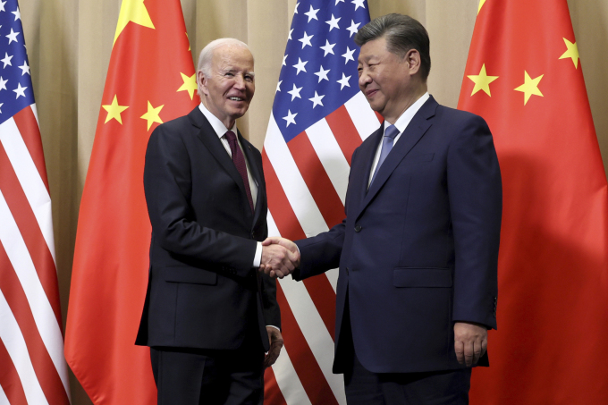 Tổng thống Mỹ Joe Biden (trái) và Chủ tịch Trung Quốc Tập Cận Bình tại cuộc gặp ở Lima, Peru ngày 16/11. Ảnh: AP