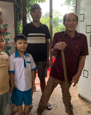 Ba bố con anh Đức Hiền cùng người cha bị tàn tật, không thể lao động. Ảnh: Nhân vật cung cấp