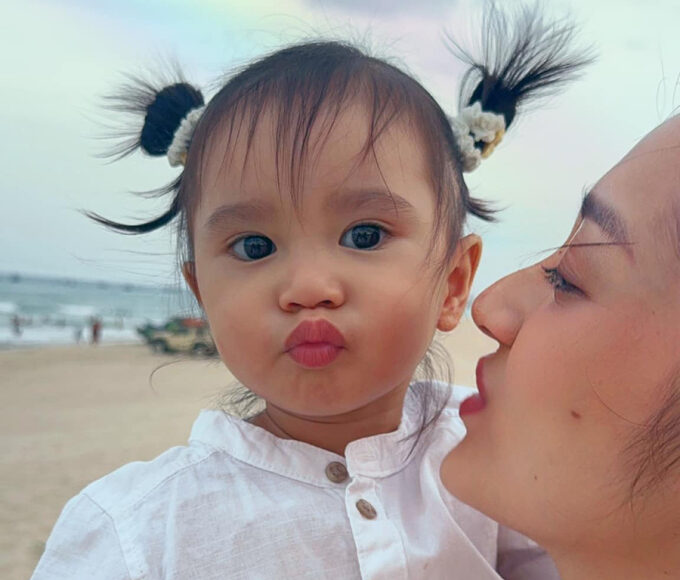 Bảo Anh và con gái Misum đi du lịch hồi tháng 9. Ảnh: Nhân vật cung cấp