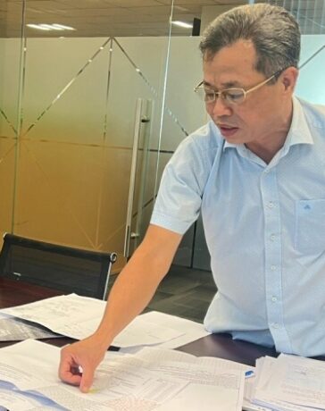 Cựu bí thư thị xã Bến Cát trong lần trình bày đơn kêu cứu tại báoVnExpress. Ảnh: Hải Duyên