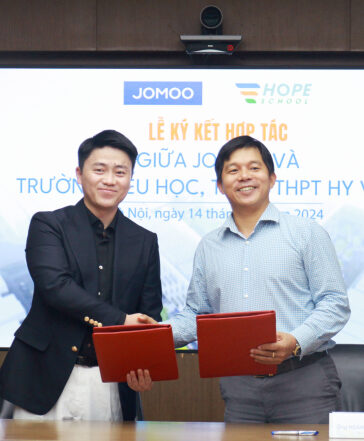Ông Henry Zou, Giám đốc Jomoo Việt Nam và ông Hoàng Quốc Quyền, Giám đốc Trường Hy Vọng ký kết biên bản hợp tác tài trợ trang thiết bị vệ sinh cho công trình Trường Hy Vọng, tại Trụ sở chính của FPT chiều 14/11. Ảnh: Phan Dương