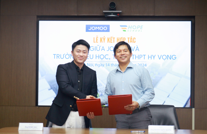 Ông Henry Zou, Giám đốc Jomoo Việt Nam và ông Hoàng Quốc Quyền, Giám đốc Trường Hy Vọng ký kết biên bản hợp tác tài trợ trang thiết bị vệ sinh cho công trình Trường Hy Vọng, tại Trụ sở chính của FPT chiều 14/11. Ảnh: Phan Dương